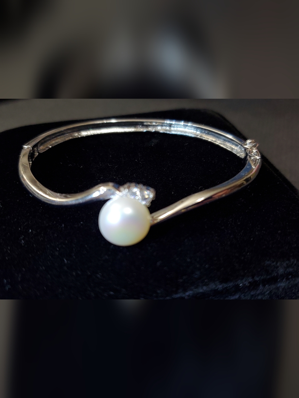 Vtg. Cultured White Pearl & CZ Hinged Bangle Bracelet